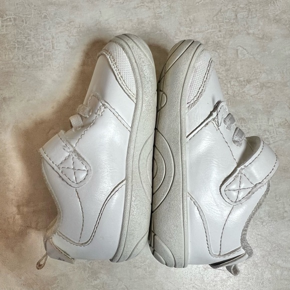 Stride Rite Taye 2.0 Shoes Size 5 White Boys Girls Unisex Walker Sneakers Velcro - Picture 2 of 9